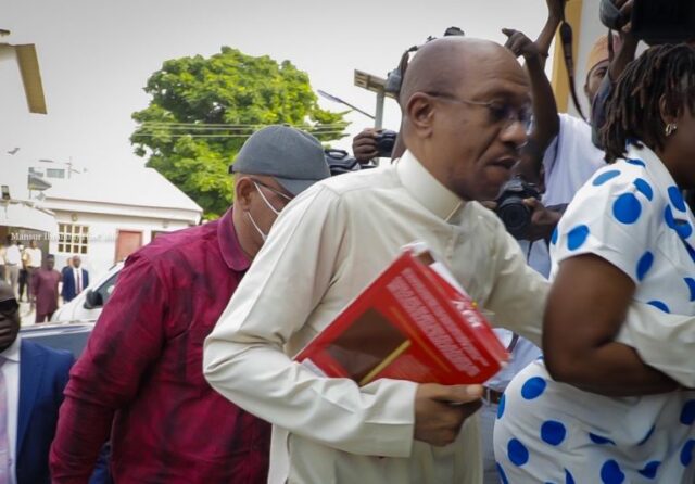 Godwin-Emefiele-Arrived-Court-With-Bible-1-768x535