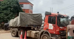 Abia: Female Truck Driver Blocks Highway In Protest Against Touts’ Harassment