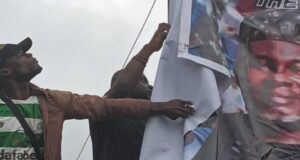 Tension In Anambra As Youths Apprehend Individuals Vandalizing APC Campaign Poster