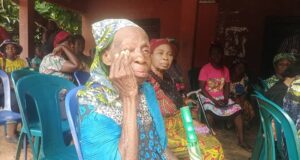 #AnambraDecides: 96-Year-Old Woman Breaks Down After Being Denied Vote