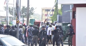BREAKING: Fights Erupt In PDP Secretariat As Wike’s Faction Overpowers Turaki Supporters, Takes Over Wadata Plaza